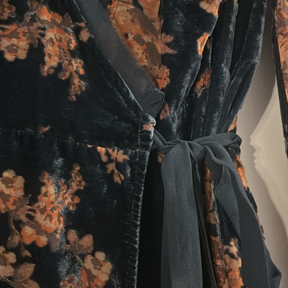 Beautiful Velvet Burn-out wrap dress - Picture 5 of 8